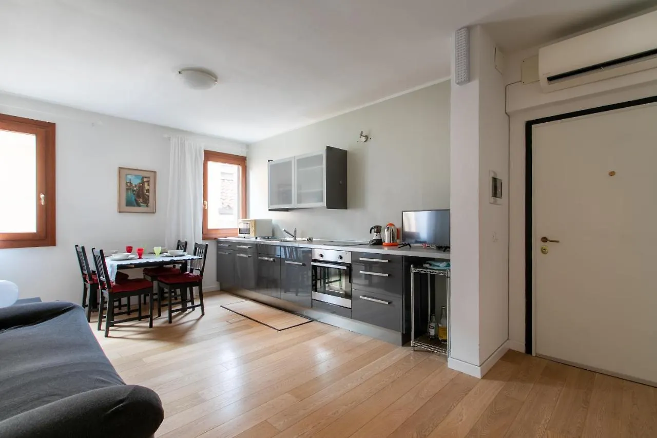 Venice Lance With Lift, 2 Minutes Walk From The Train Station