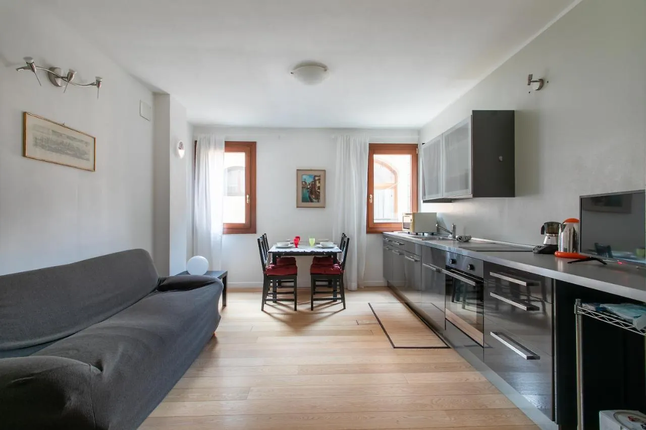 Venice Lance With Lift, 2 Minutes Walk From The Train Station 0*,  Italien