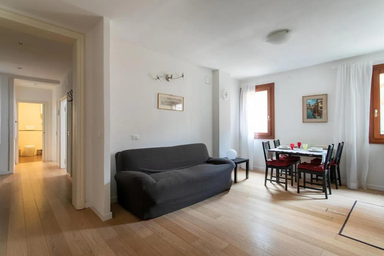 Venice Lance With Lift, 2 Minutes Walk From The Train Station